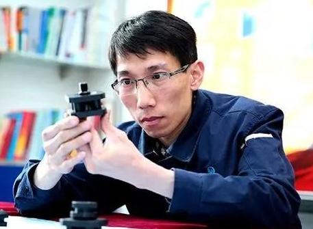 美国开出1000万天价年薪，只为挖走中国一名普通技校生！