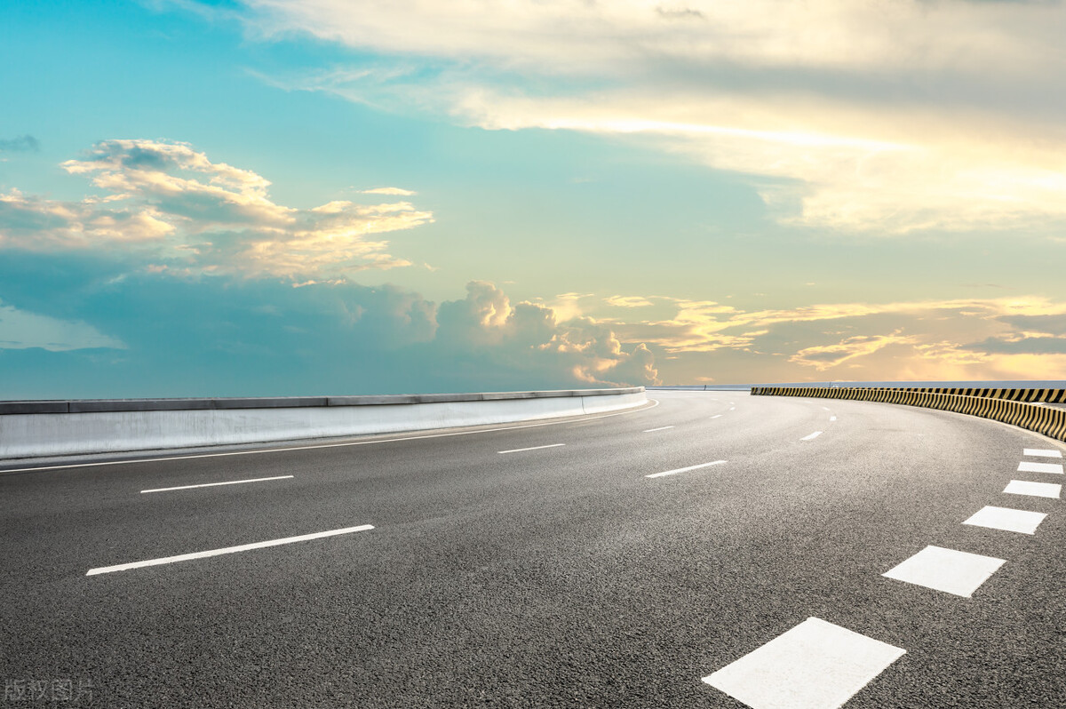 当你一无所有时你自然什么都懂了,当你一无所有的时候至少你是对的