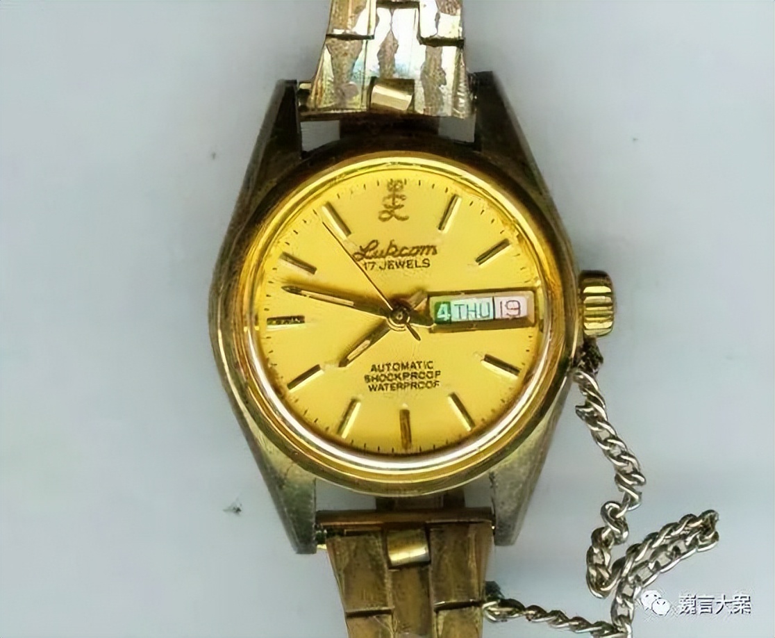 连环杀手隐藏在海滩上,专挑落单男女下手,目的是积累经验做大案