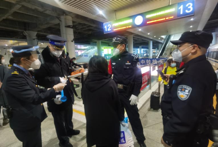 男孩秋夜离家民警暖心救助,少女离家出走民警暖心救助