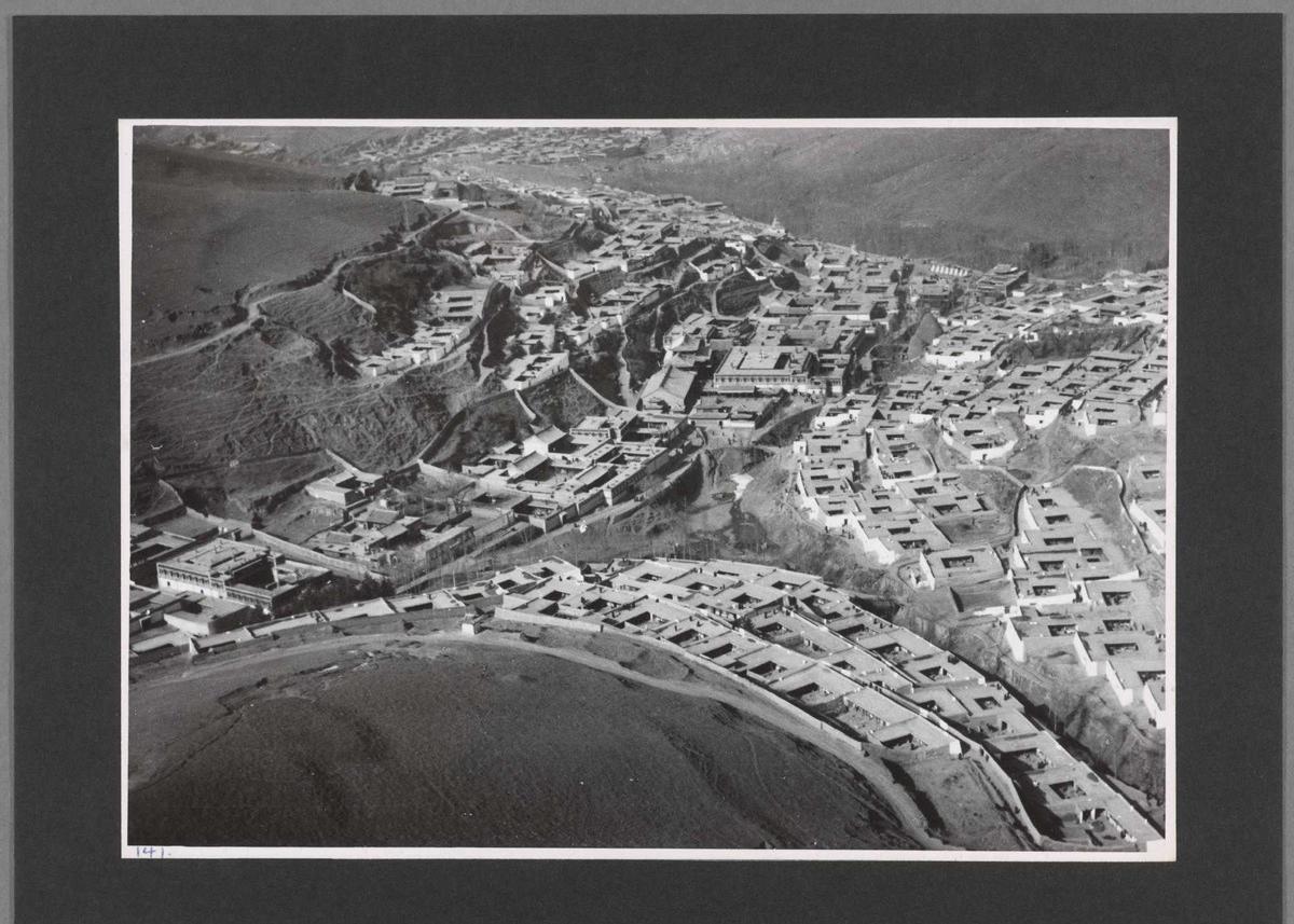 80多年前，18张日寇占领下的河南新乡老照片：骑在桥头拍照的鬼子