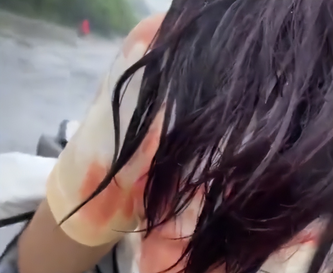 女子染头发掉色遇到下雨,一名女子染头发染成紫色被曝光