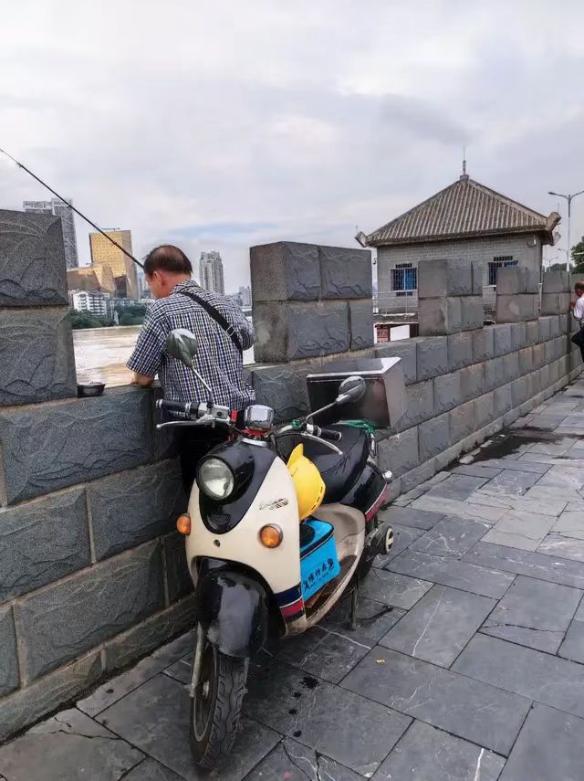 河道钓鱼大军壮观视频,河边钓鱼大军