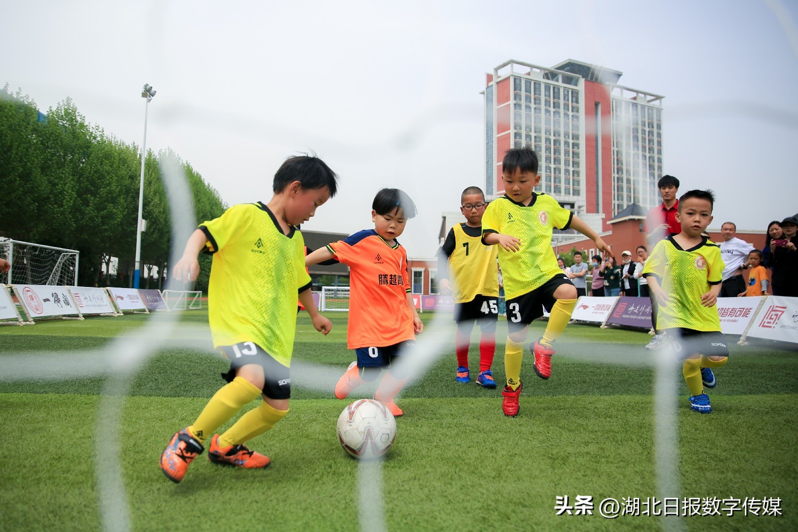 幼儿园孩子足球踢门比赛,幼儿园小朋友踢足球比赛视频