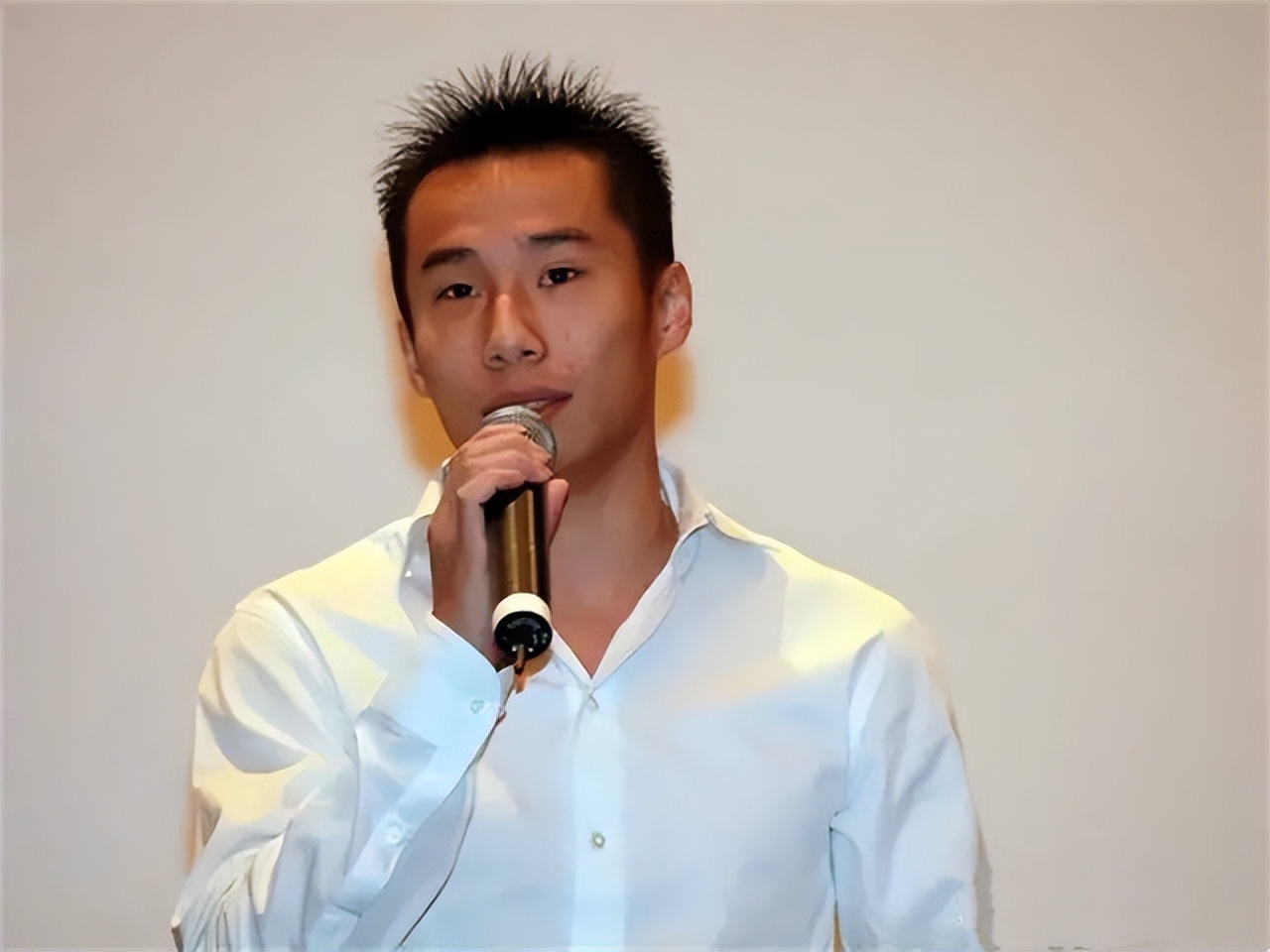 落魄的前大连国脚，与娇妻离异独自抚养女儿，为生计不惜当司机