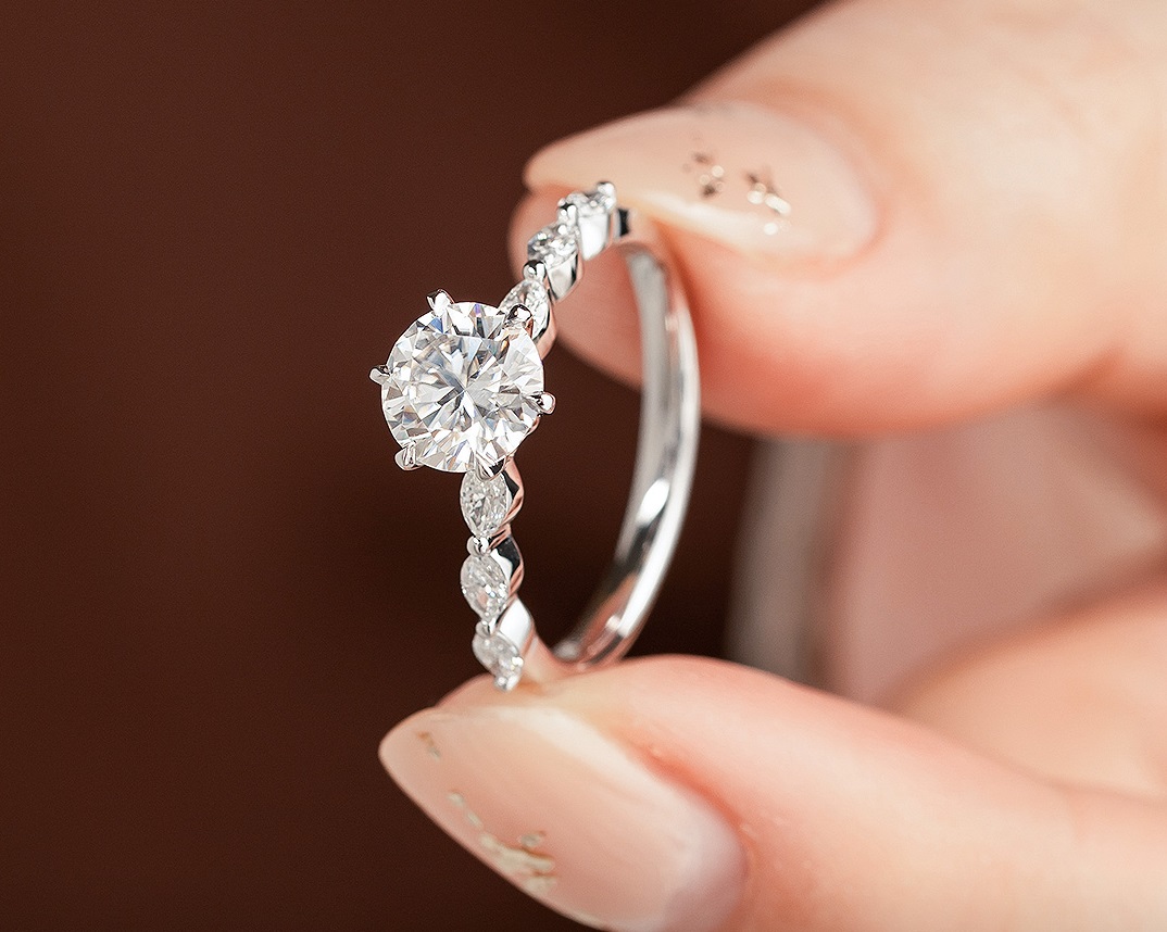 莫桑钻和钻石的区别多少钱一克拉,500克拉的陨石钻石价值是多少