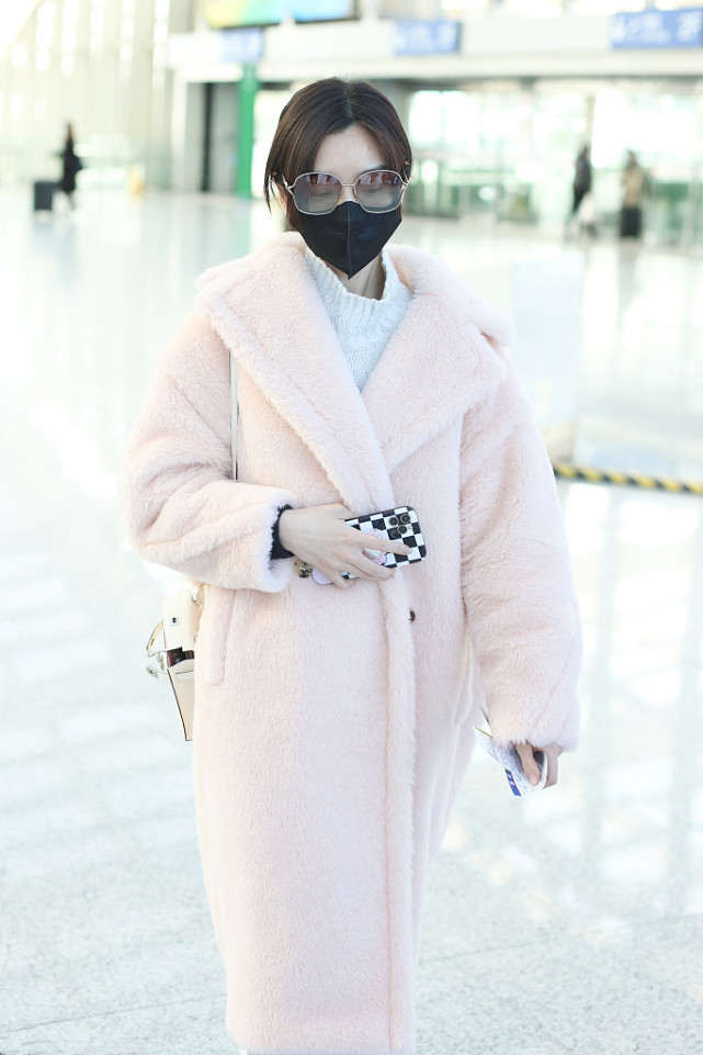 毛晓彤皮外套皮小短裙穿搭,毛晓彤穿搭日常冬季