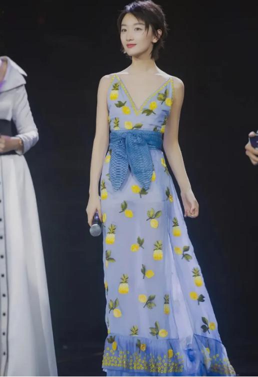 周冬雨现实,没有颜值没身材周冬雨为何如此红