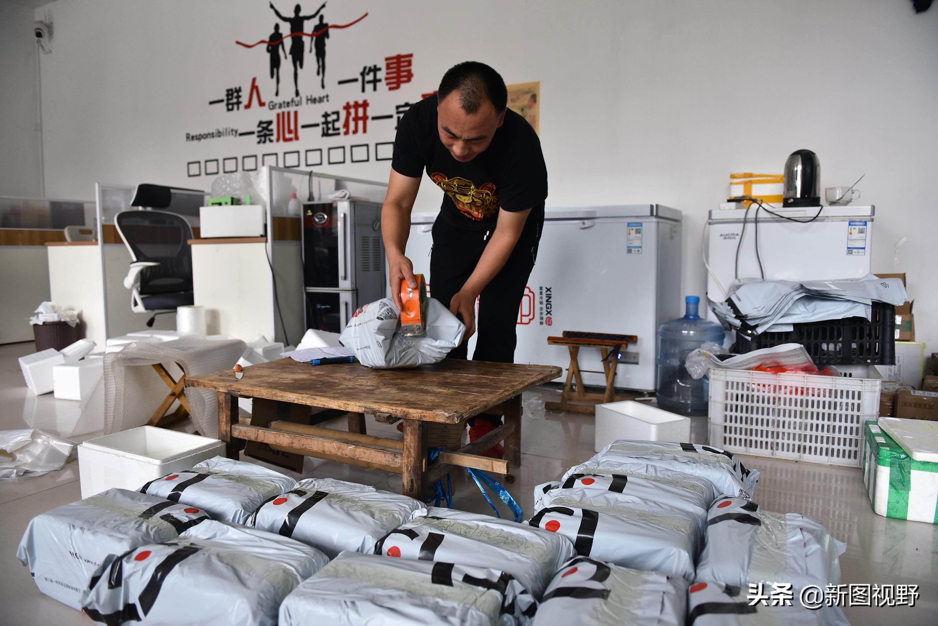 35岁青年网售金蝉爆单，有人一次买2000只，发快递忙得没时间吃饭