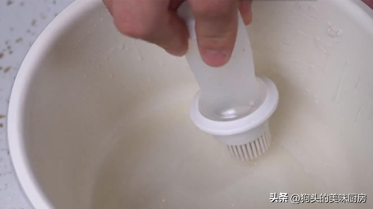 鸡蛋放绞肉机里做蛋糕,把鸡蛋放入绞肉机