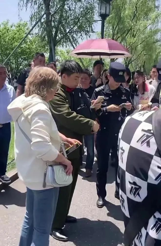 男子在广西穿着侵华日军军服,男子穿日本侵华军装