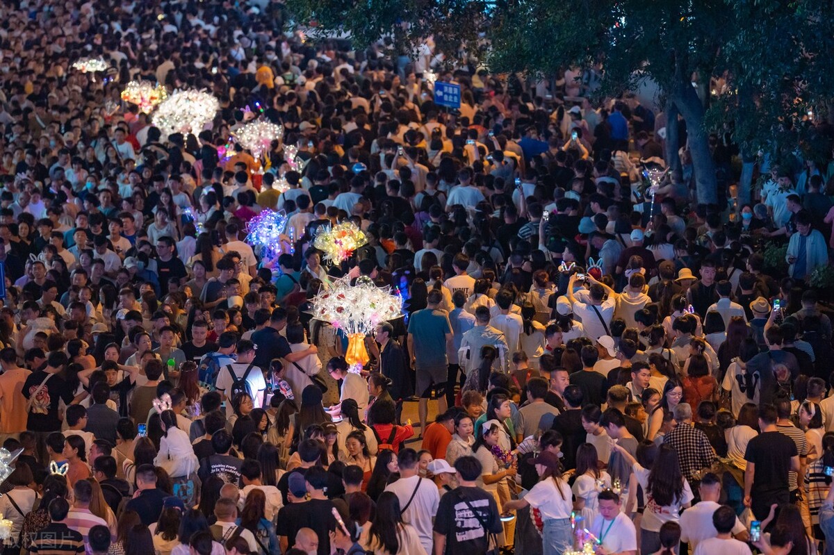 实力宠粉，重庆旅游爆火，交警封桥为游客让路！