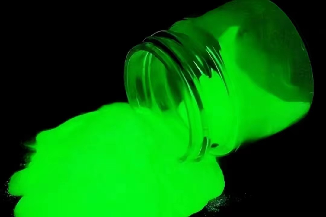 男子喝核辐射水下巴糜烂惨不忍睹,美国男子三年喝下1400瓶核辐射水