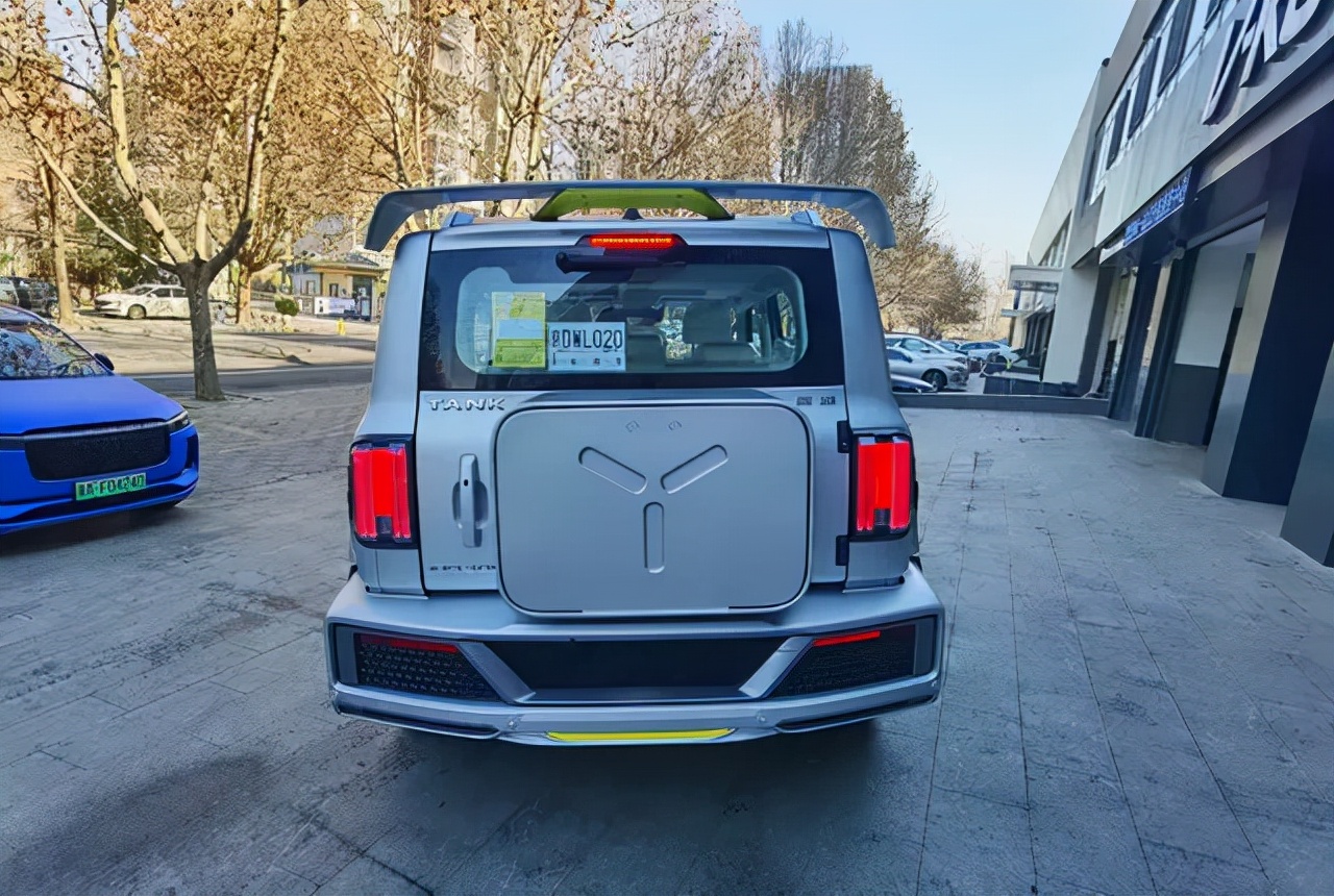 年前提车的幸运儿，赛博坦克挂牌上路！9万多的排面你看值吗？