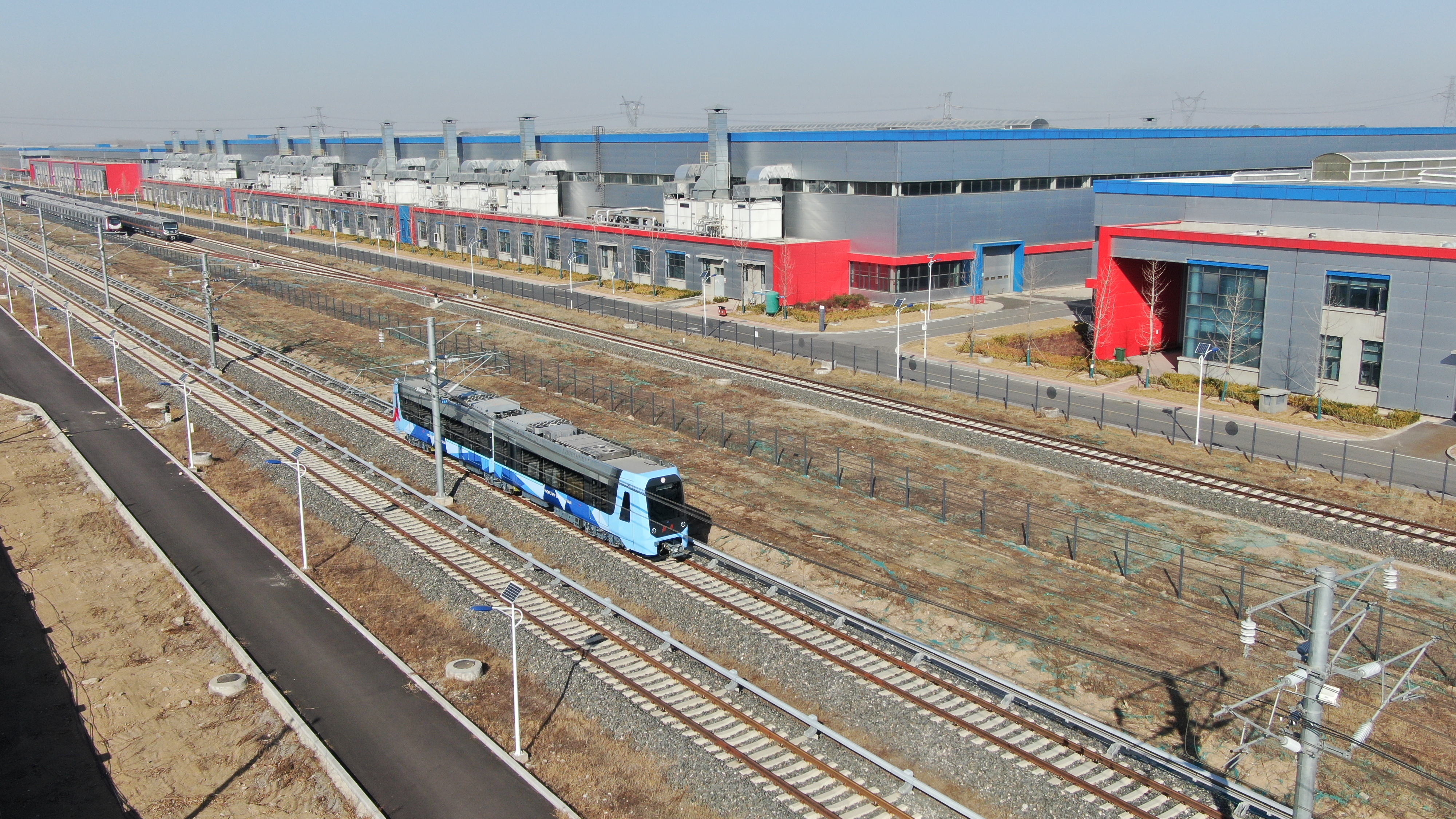 “北京研发、河北制造”，国内首列氢燃料混合动力铰接轻轨车，在河北京车智能制造基地下线