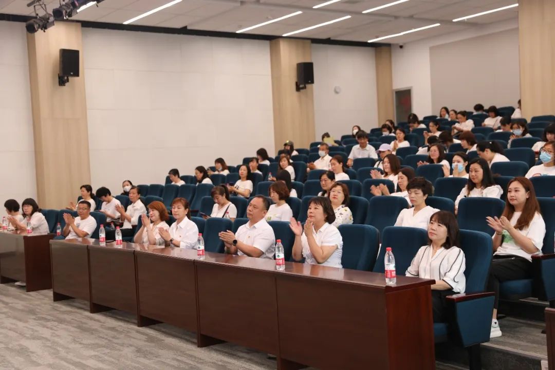 回首耕耘路寻光XIN征程——宁山路小学教育集团召开期末总结大会