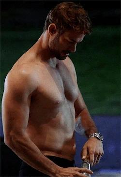 性感拉丁帅哥，曾因一系列照片引起轰动-威廉·利维