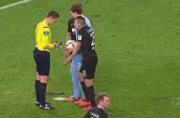 足球史上的十个搞笑瞬间,足球十大奇葩瞬间集锦