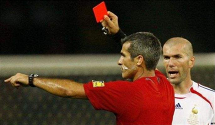 足球球员用手挡了进球会怎么样,足球怎么在场上有更多进球的机会