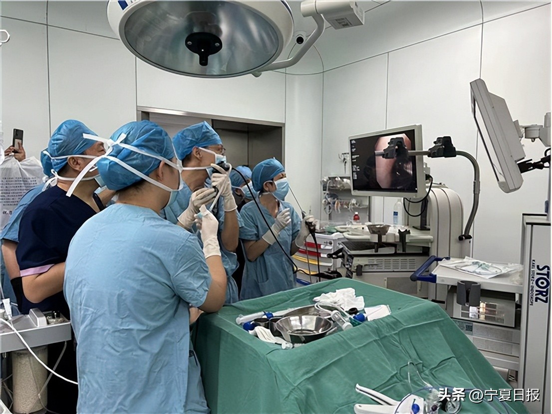 医生从28岁男子体内取出485块石头,老人取千颗结石