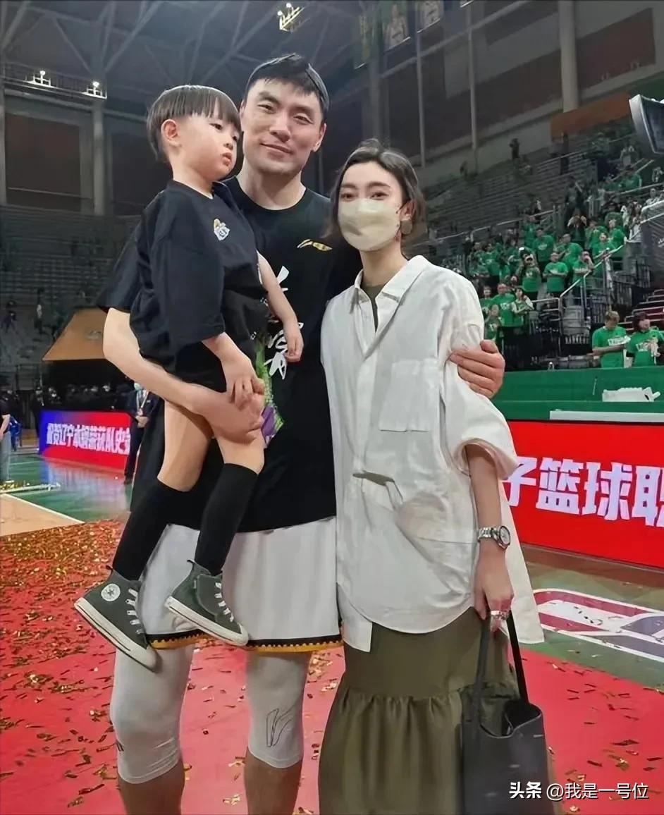 辽篮大赛郭艾伦,辽篮队员在郭艾伦面前秀恩爱