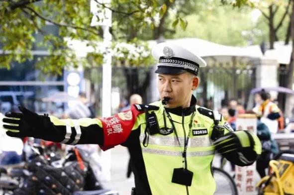 向执法警察致敬,致敬最坚守的警察