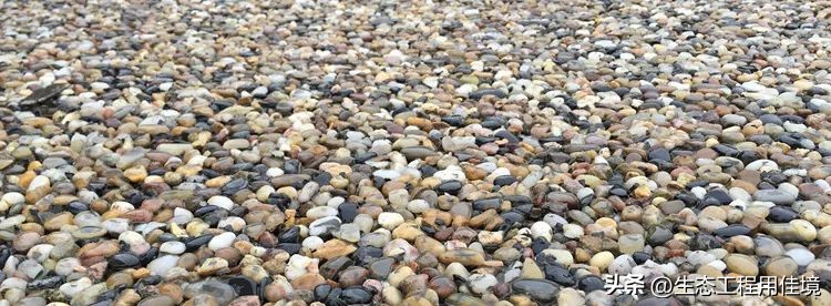 透水混凝土露骨料施工教程,郑州露骨料荧光石透水混凝土造型