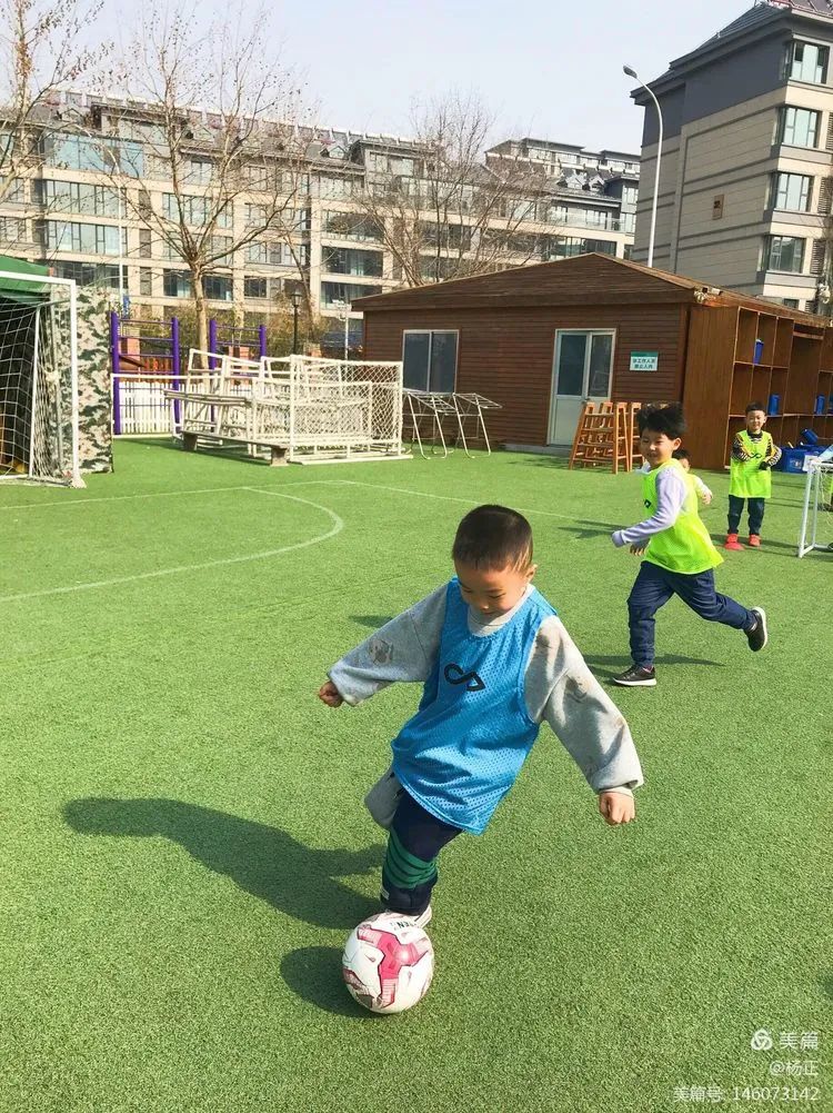 香蕉哥哥，一起动起来吧！奎文区实验幼儿园让更多的孩子逐梦绿茵