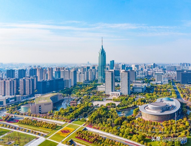 男子低头玩手机差点被绊倒,男子低头玩手机过马路被撞