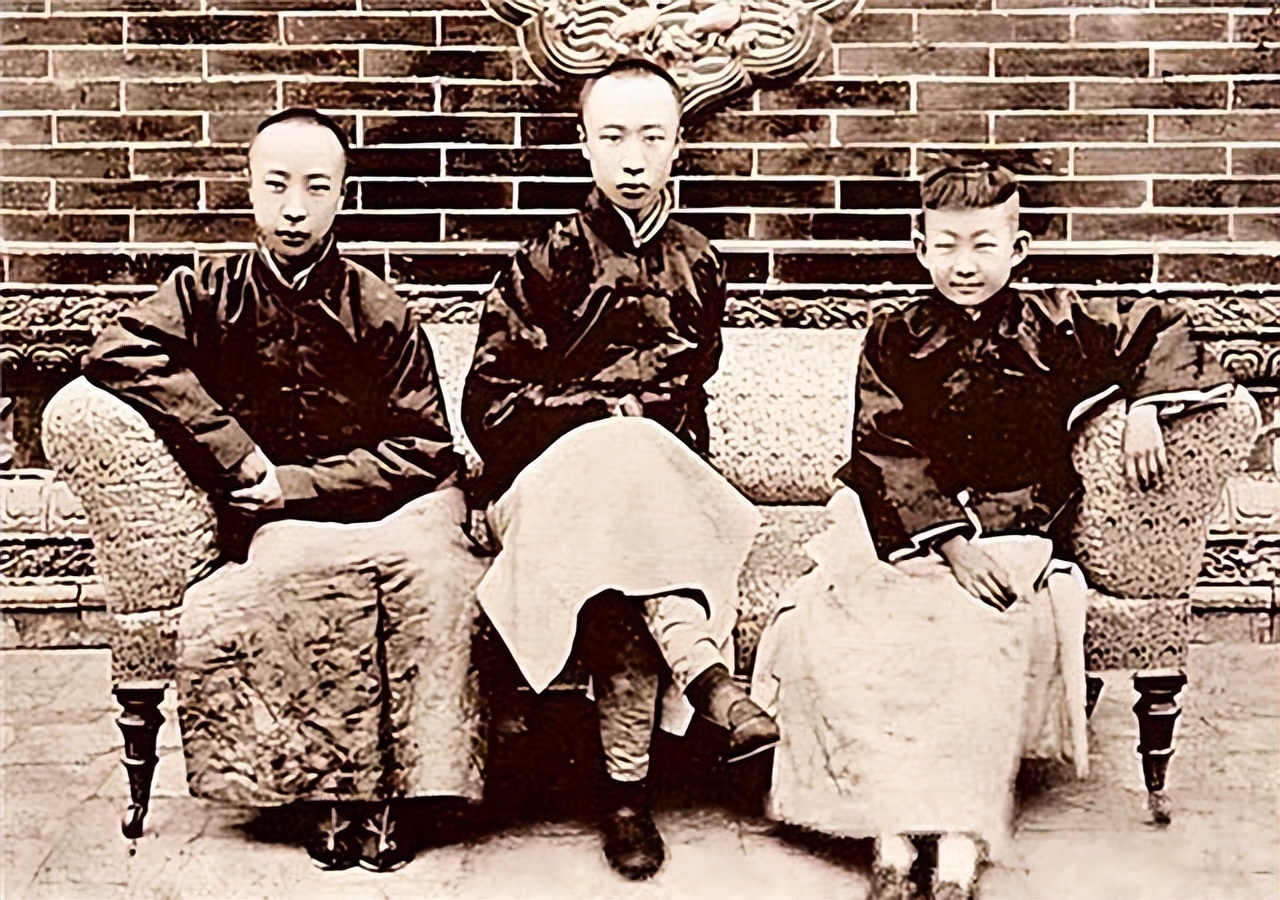 07年清宫3吨重“龙床”现身,专家称来历不简单,收藏者:5亿就卖