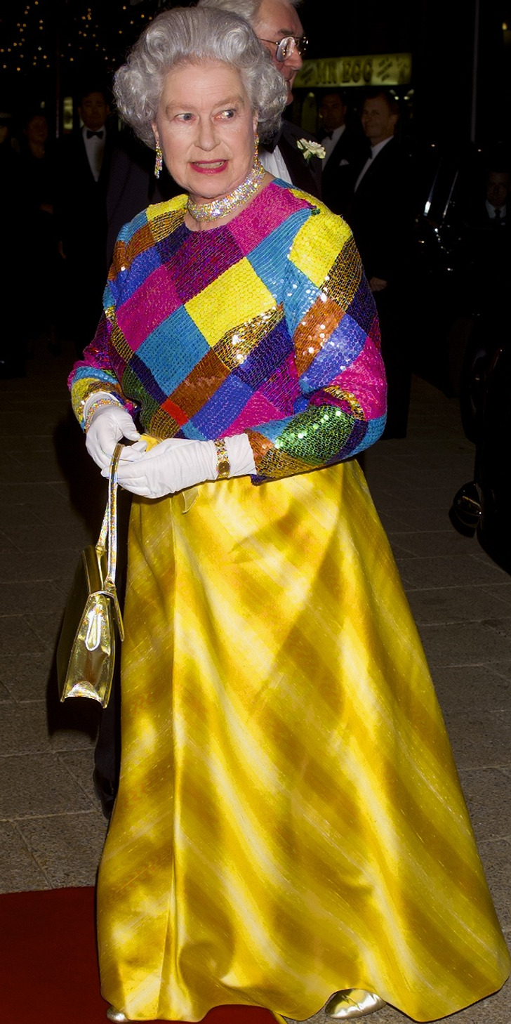 英国女王百年穿衣史,英国女王打扮