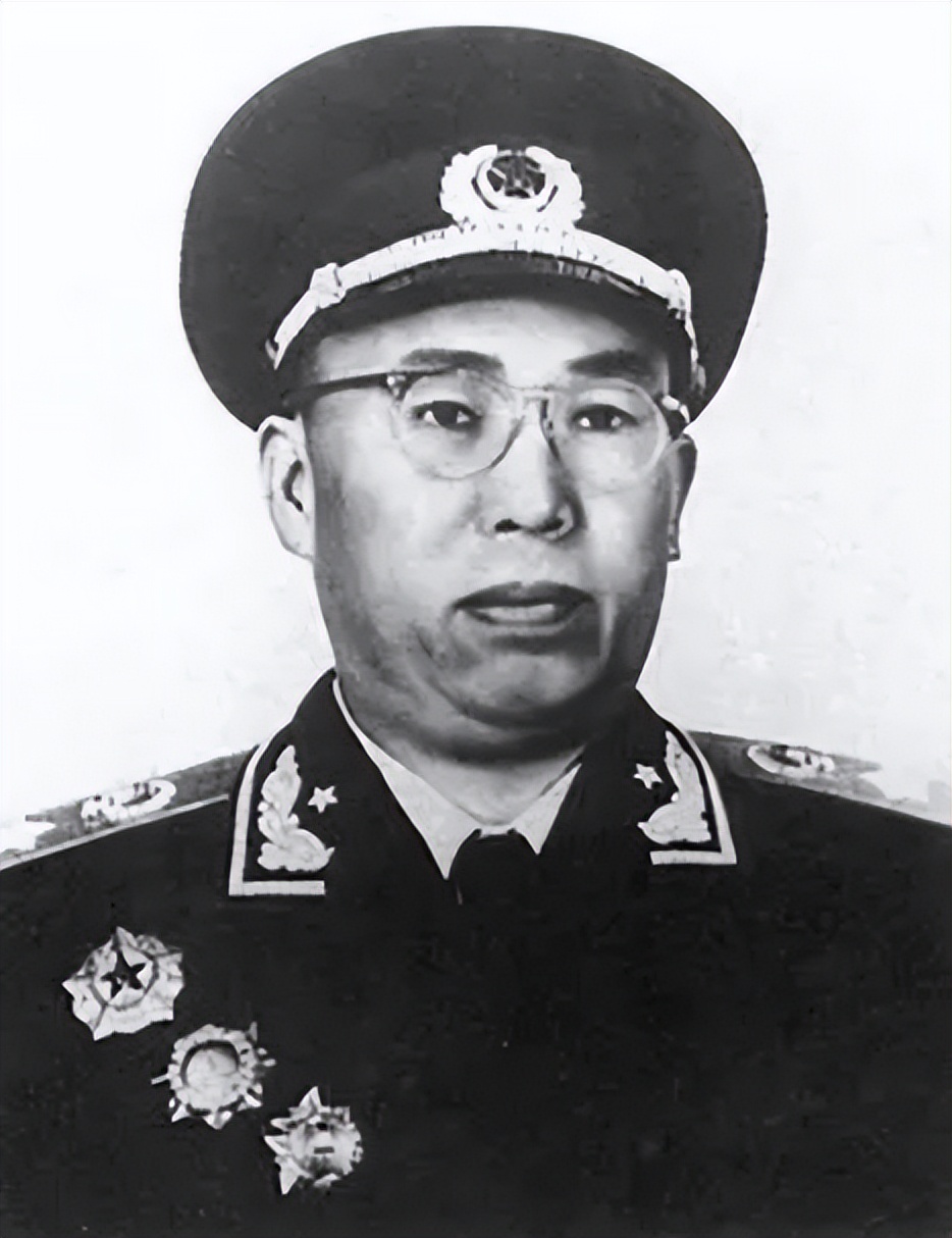 蒋介石如何评价十大元帅？唯有*德朱**可称上帅，贺龙这个人太可怕了