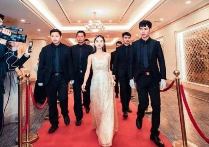 22岁女孩从厂妹到78亿成董事长,22岁的厂妹