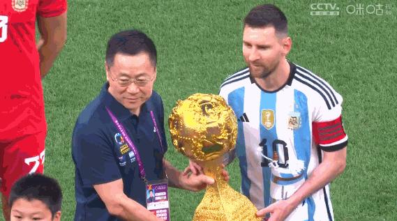 梅西回应冲进场拥抱梅西,梅西北京比赛时被球迷闯入拥抱