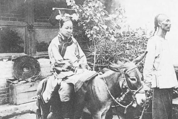 【晚清*楼青**旧影观】媚态百出，丰乳肥臀，尽显女子风情！