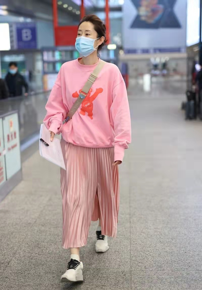 刘敏涛粉色系穿搭,刘敏涛穿裙装够自信长腿有多纤细