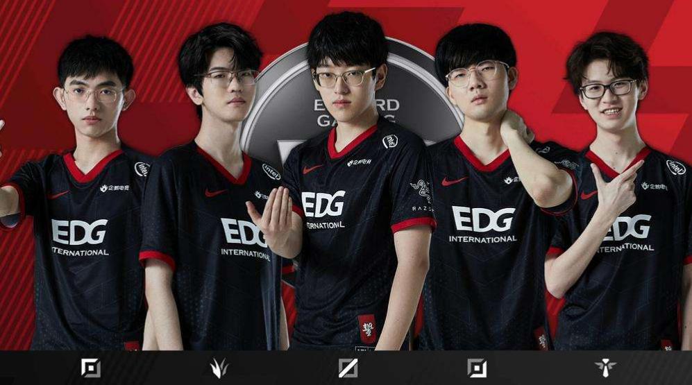 lpl选手大会小虎,lpl十周年十大选手领奖小虎