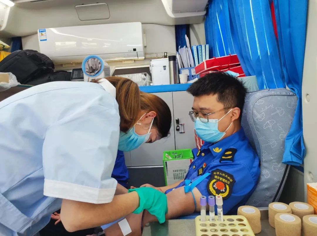 10年3200毫升一位“熊猫侠”的故事