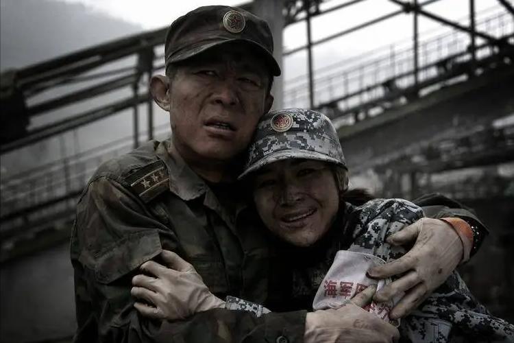 寻求集体认同的救助者，是生与死的过渡性标准，连通众人伦理情感