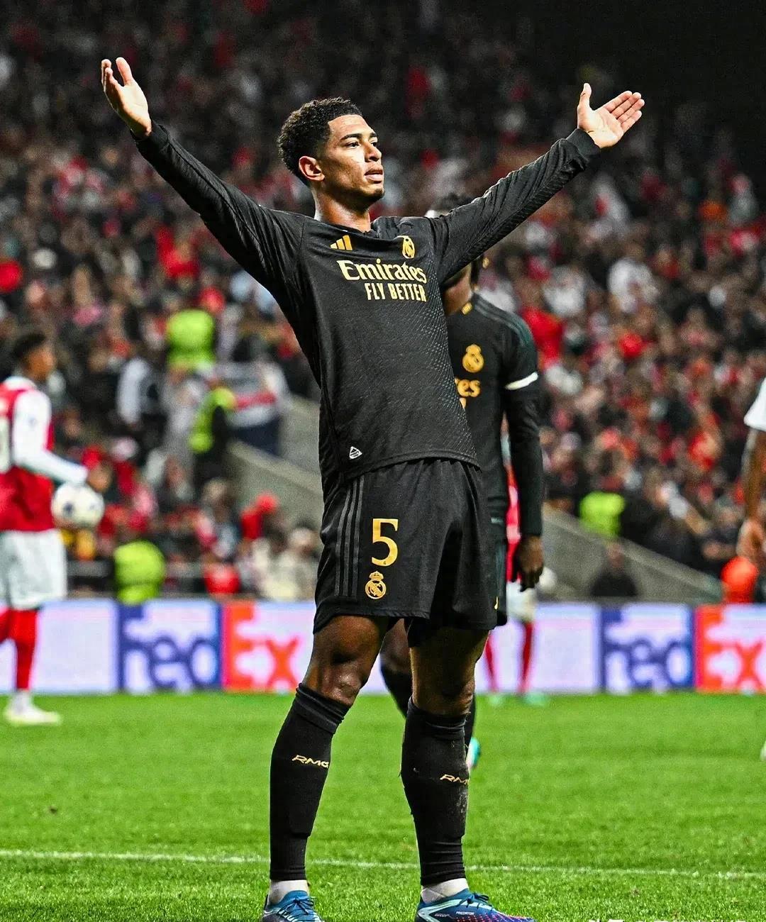 夜晚中绽放的烟花,足球烟花