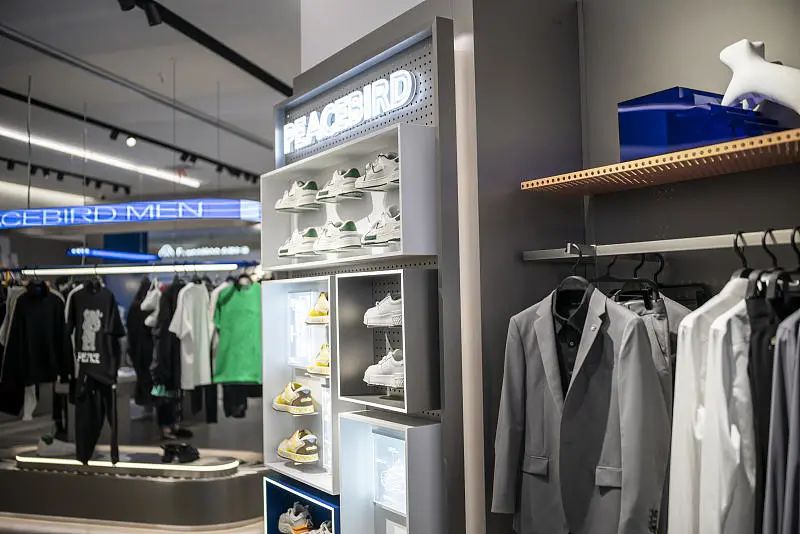 “年轻化”营收百亿后，开卖露营装，太平鸟飞进运动圈