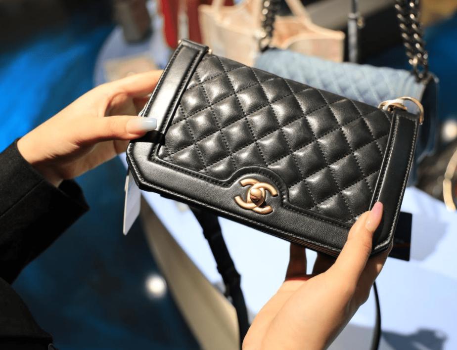 二手奢侈品行业里，买包理财、循环时尚藏不住个*欲人**望纠葛
