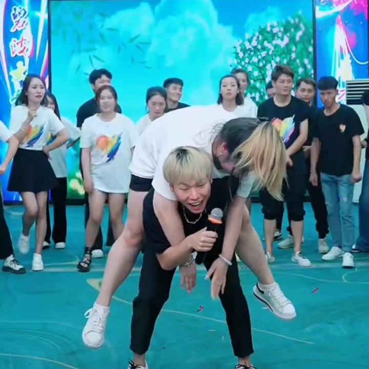 大家快来看，今晚直播笑不活了，辛苦了你们白天演出晚上还...