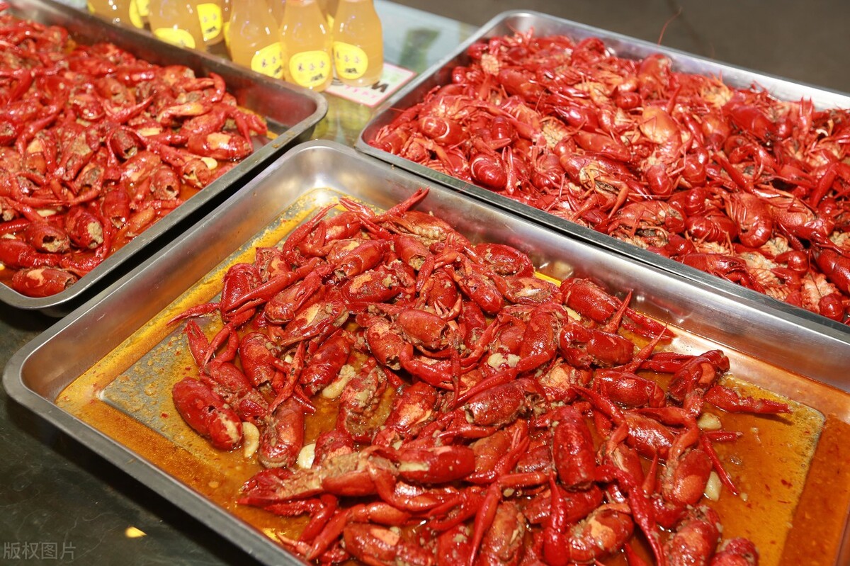 98年小伙开烧烤店3个月赚60万,小伙开烧烤店年赚200万