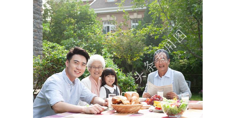 十一岁男孩应不应该跟父母分床睡,男孩几岁不能和母亲一起睡