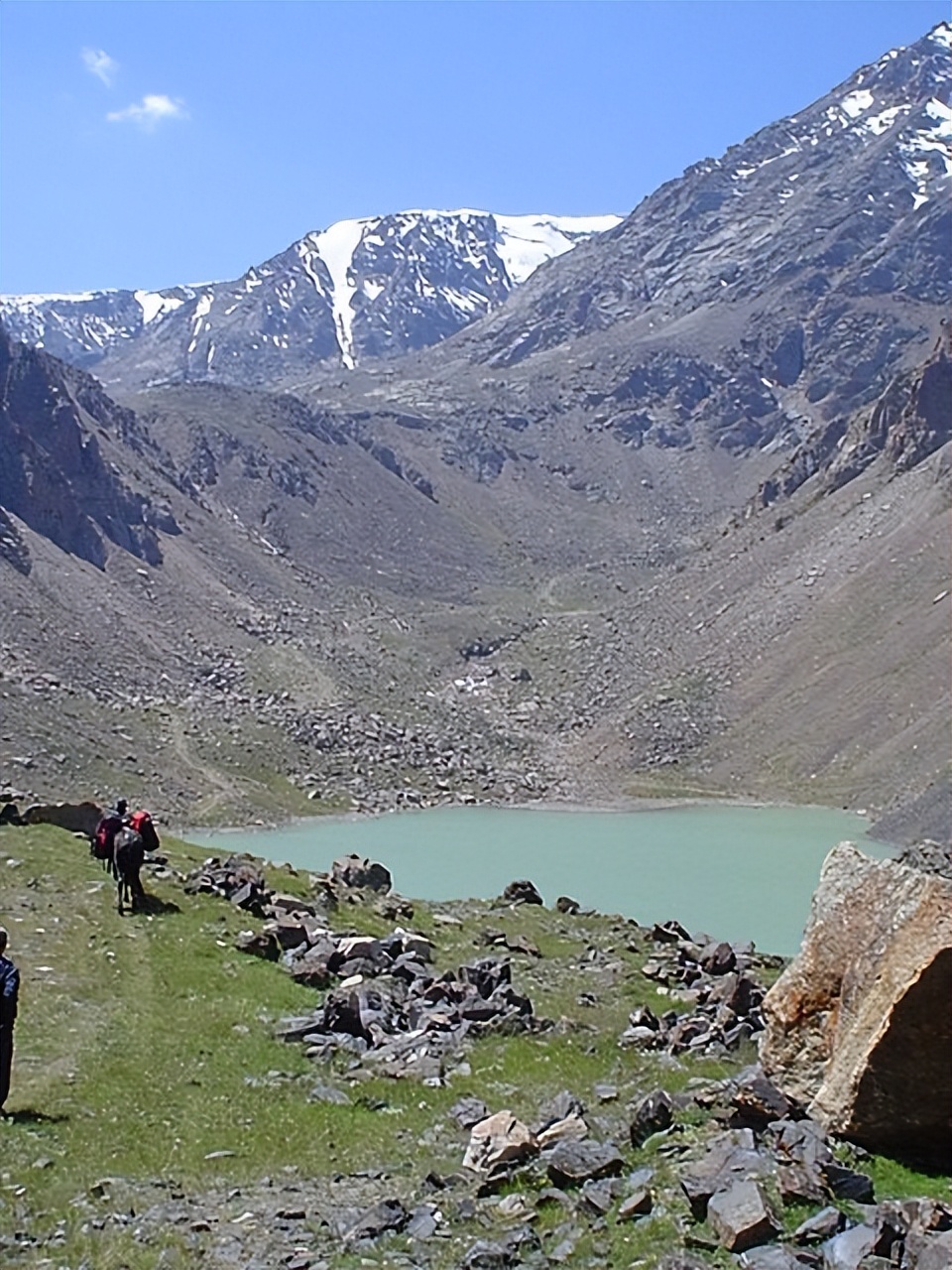 居然傻呆呆在拍，还不赶紧逃命？吉尔吉斯斯坦冰川崩塌：太可怕了