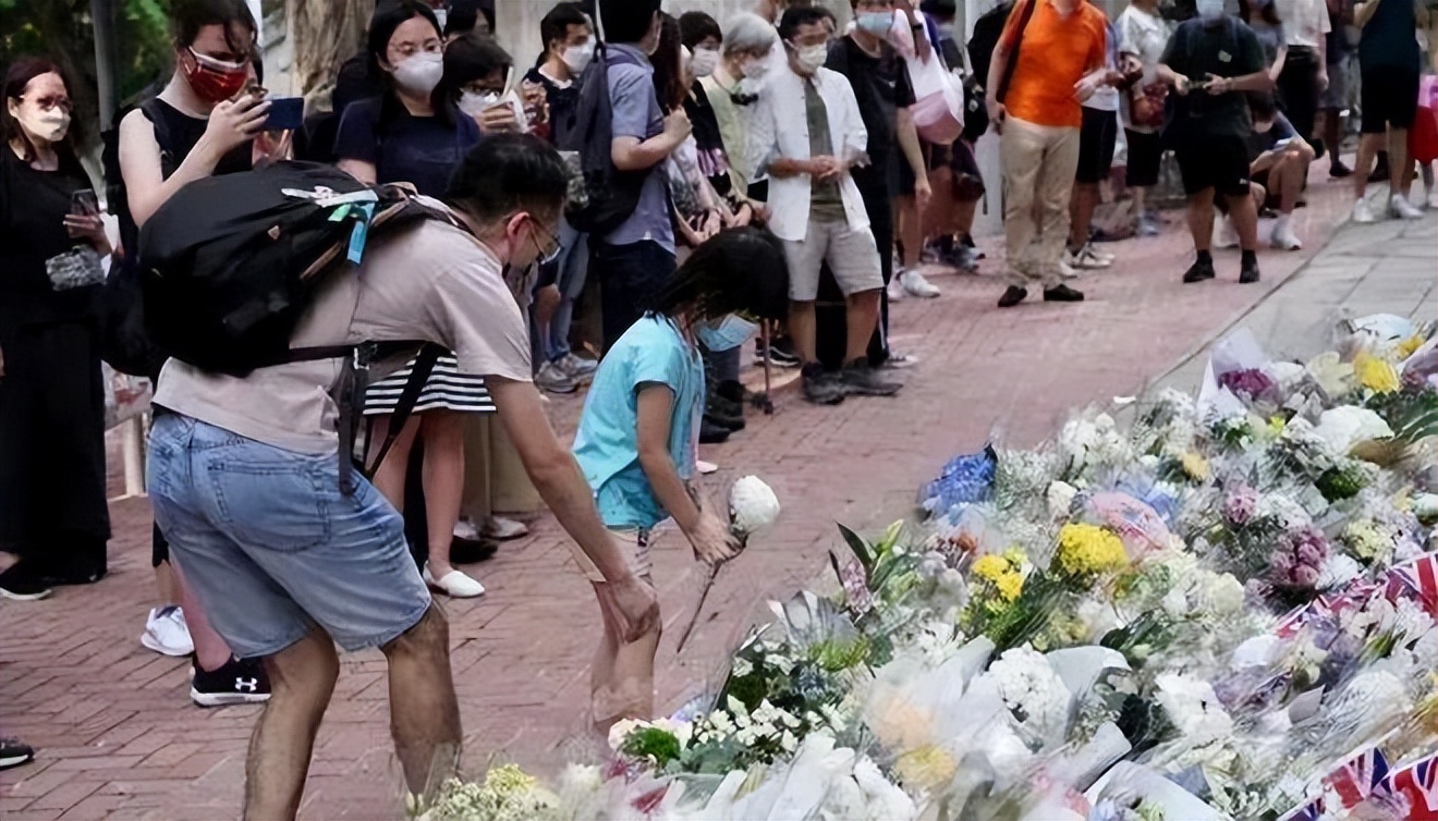 曱甴在中国驻英领事馆门口闹事，结果被英警方一把扔出。曱甴为何扎堆到英领事馆哭丧？