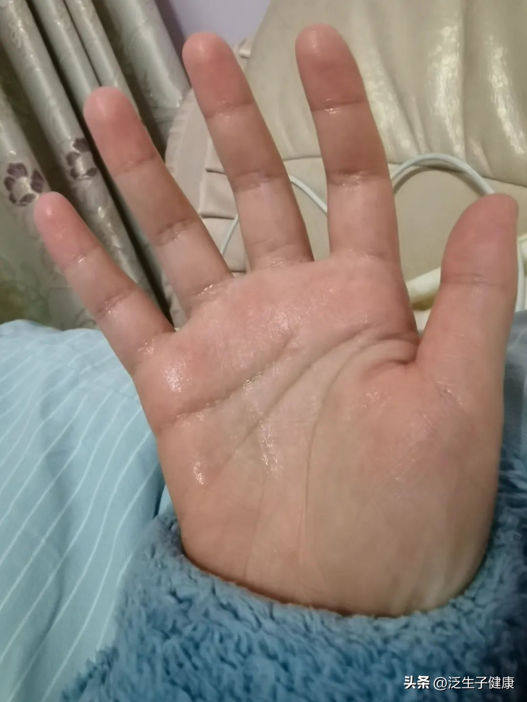 女孩满头大汗淋漓,女孩满身大汗淋漓