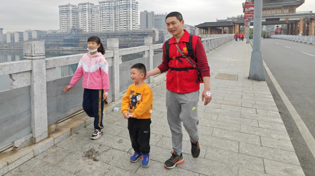 芷江县举行“为爱同行因爱绽放”公益徒步活动