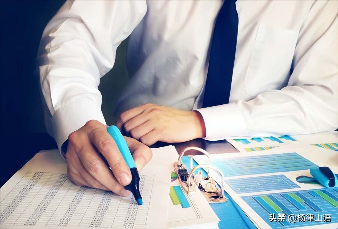 40岁辣妈“晒胸”成瘾，公共场所拍120多张“裸照”，警方已拘捕